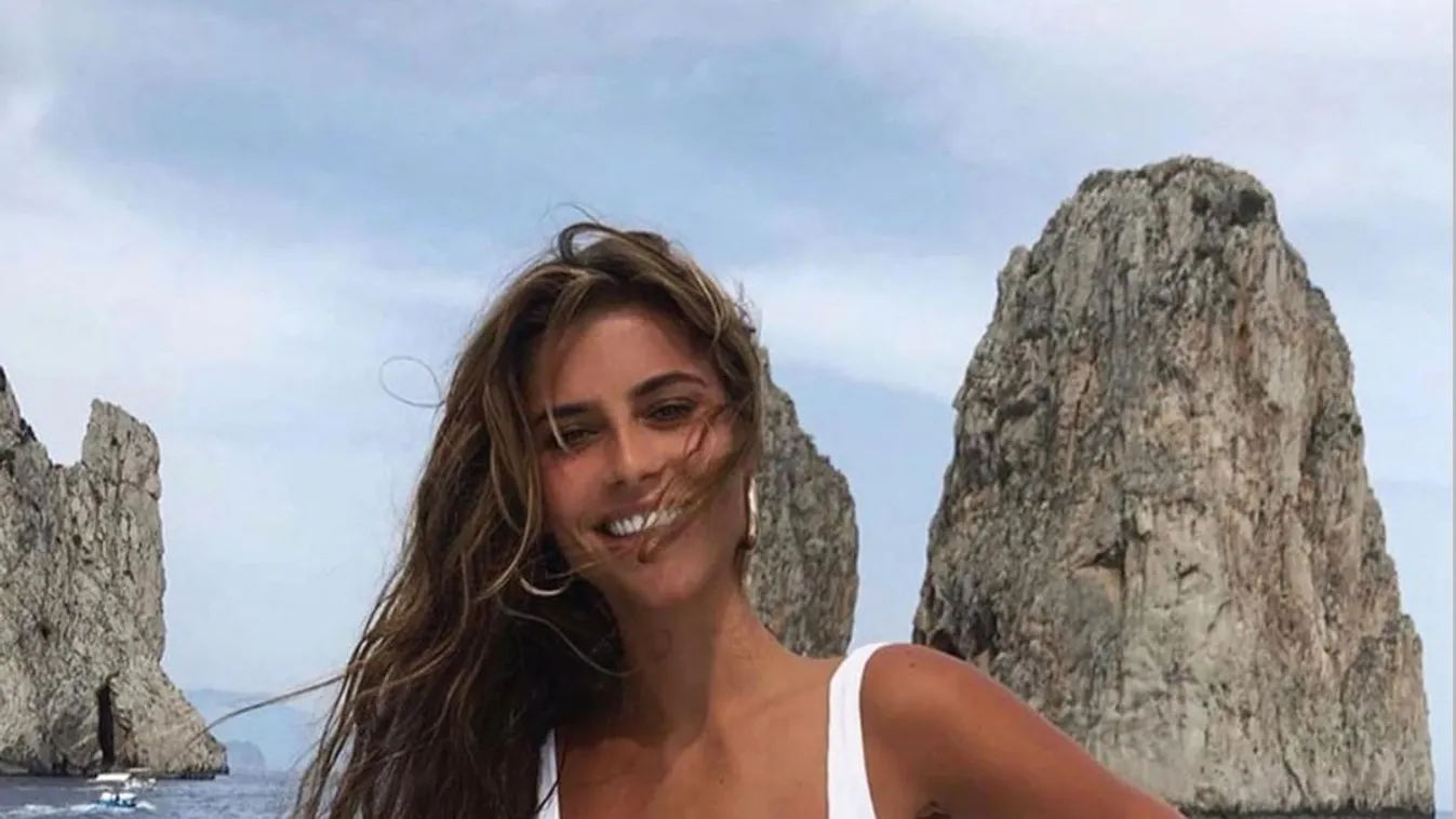 Se bugyi, se más: pucér vasárnapot tartott, a tükörben fotózta magát az almamellű álomnő