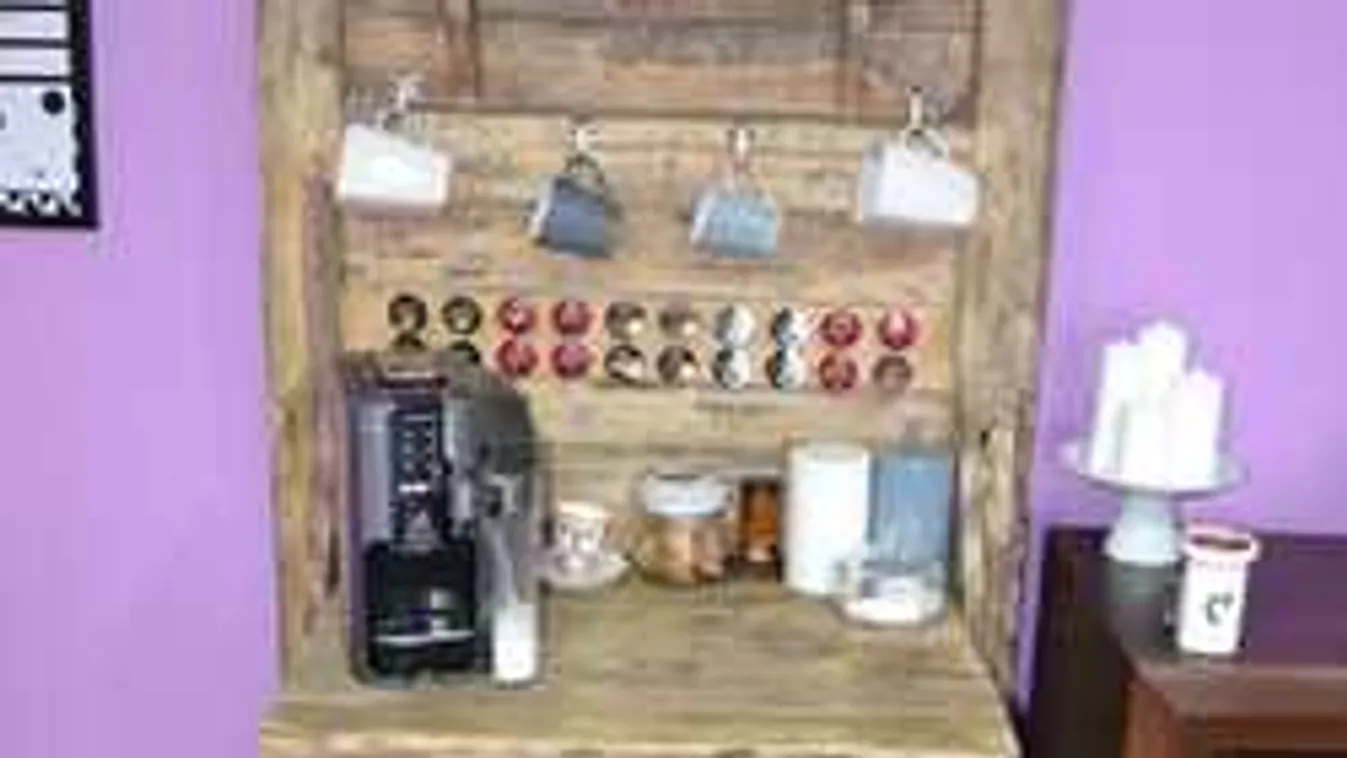 Kávézósarok régi ajtóból: Otthonod éke lesz ez a DIY csoda