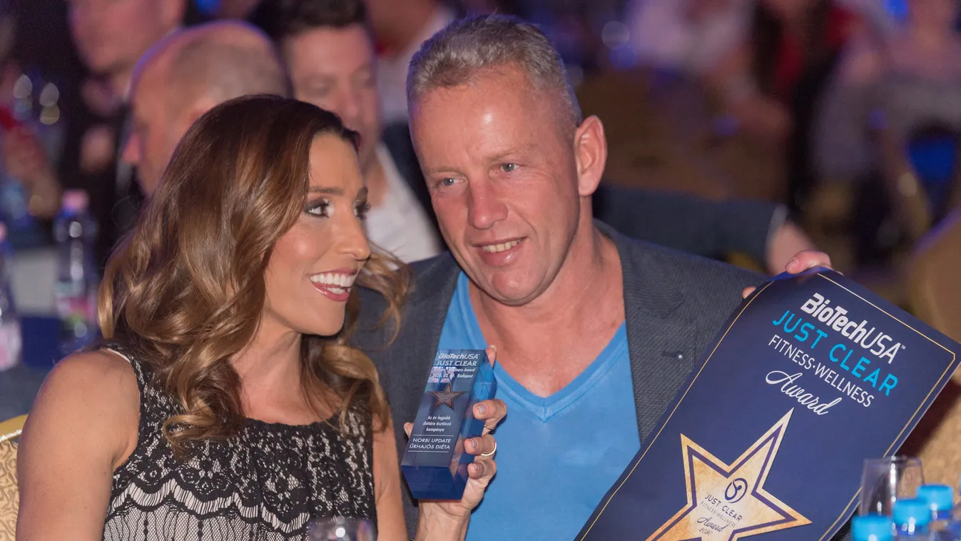 A legnagyobb ajándék: ő is rajta van Schobert Norbiék karácsonyi fotóján