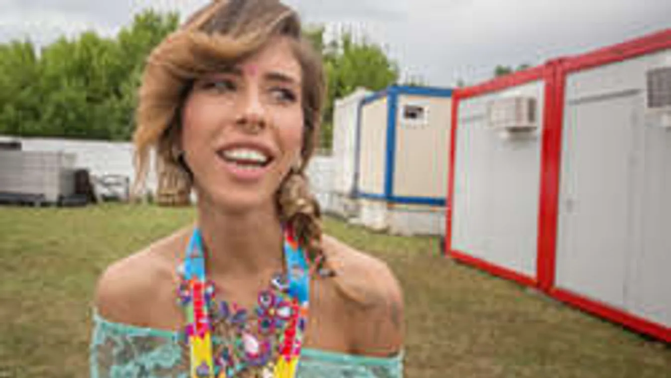 Álló mellbimbókkal pózolt a botrányhősnő