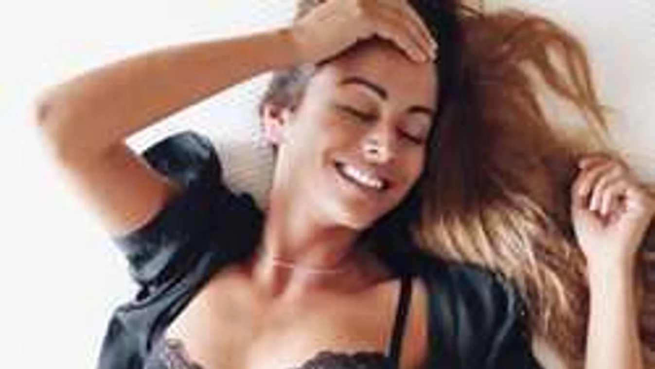 Tengerparton kéjeleg a formás fenekű teniszező lány