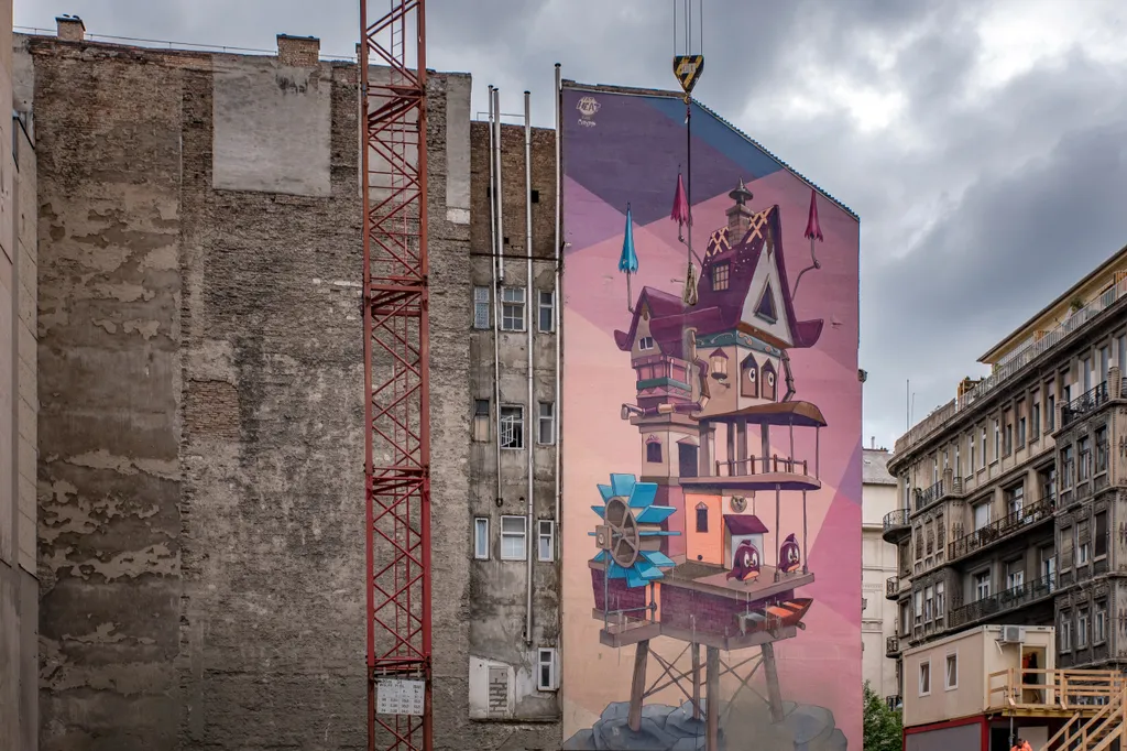 Interaktív mesevár áll a Sas utca és az Arany János utca sarkán Budapesten. A Lara nevű AR-applikáció segítségével okos eszközökön, nappali fényben bármikor megtekinthető a tűzfalfestményre komponált animáció. Az alkotással szemben állva, az alkalmazást letöltve kiterjesztett valóságként nézhetjük végig a rövid történetet, így elevenedik meg a tűzfalat díszítő színes mese.