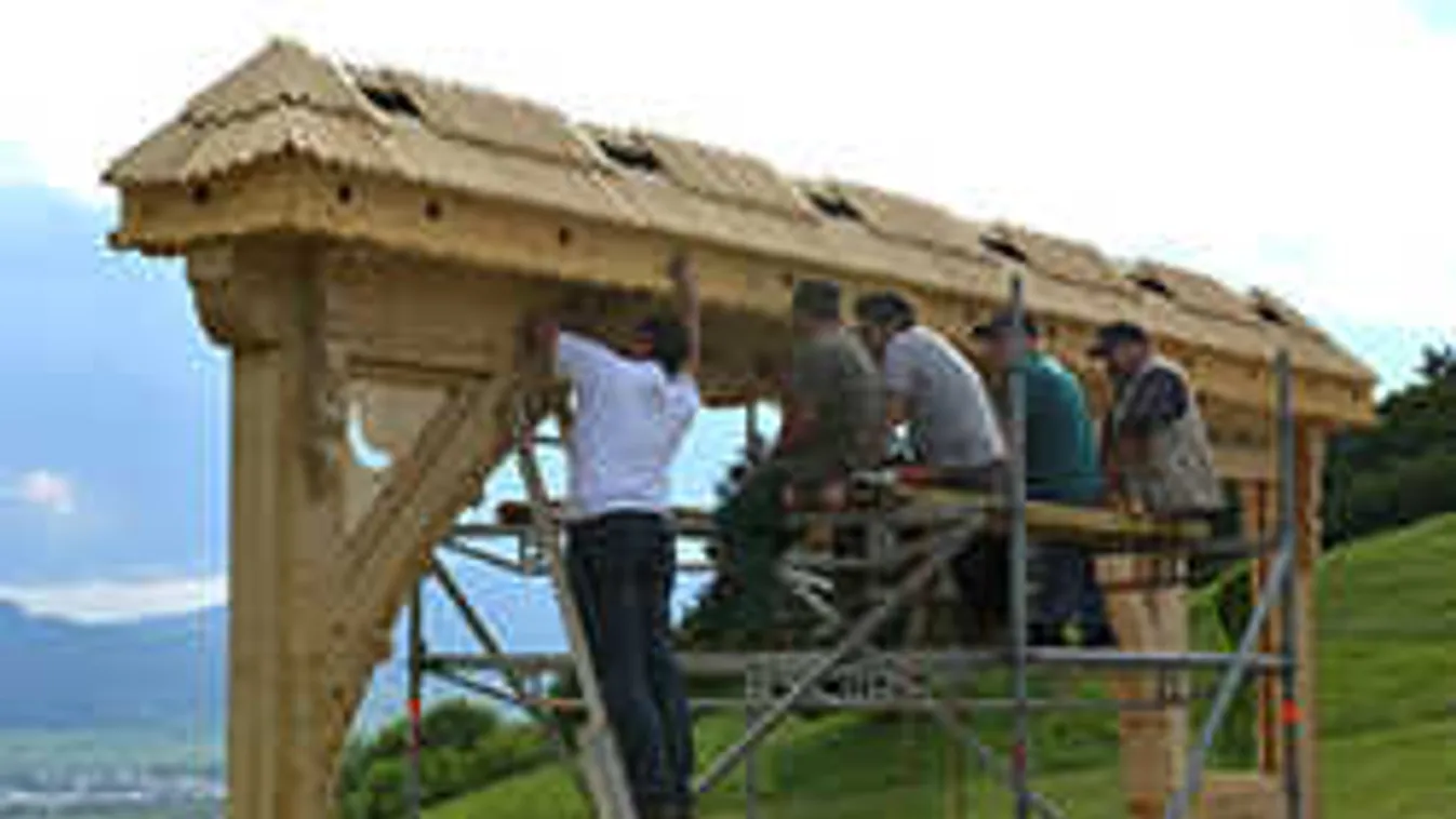 Felállították az óriási székelykaput, amivel várják a pápát