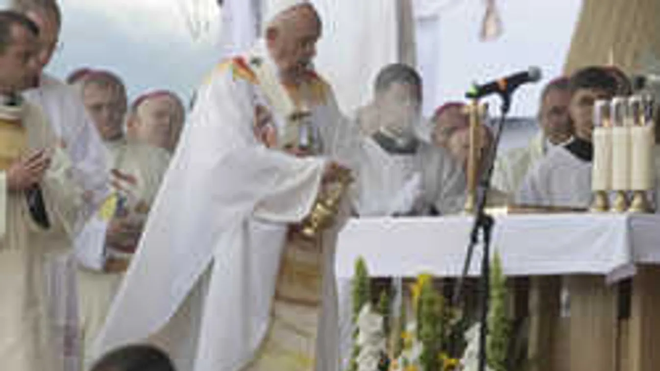 Elkezdődött Ferenc pápa ünnepi miséje Csíksomlyón