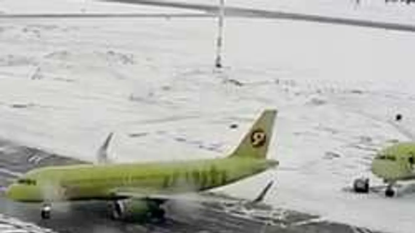 Katasztrófába rohantak: megcsúszott a gép a kifutón