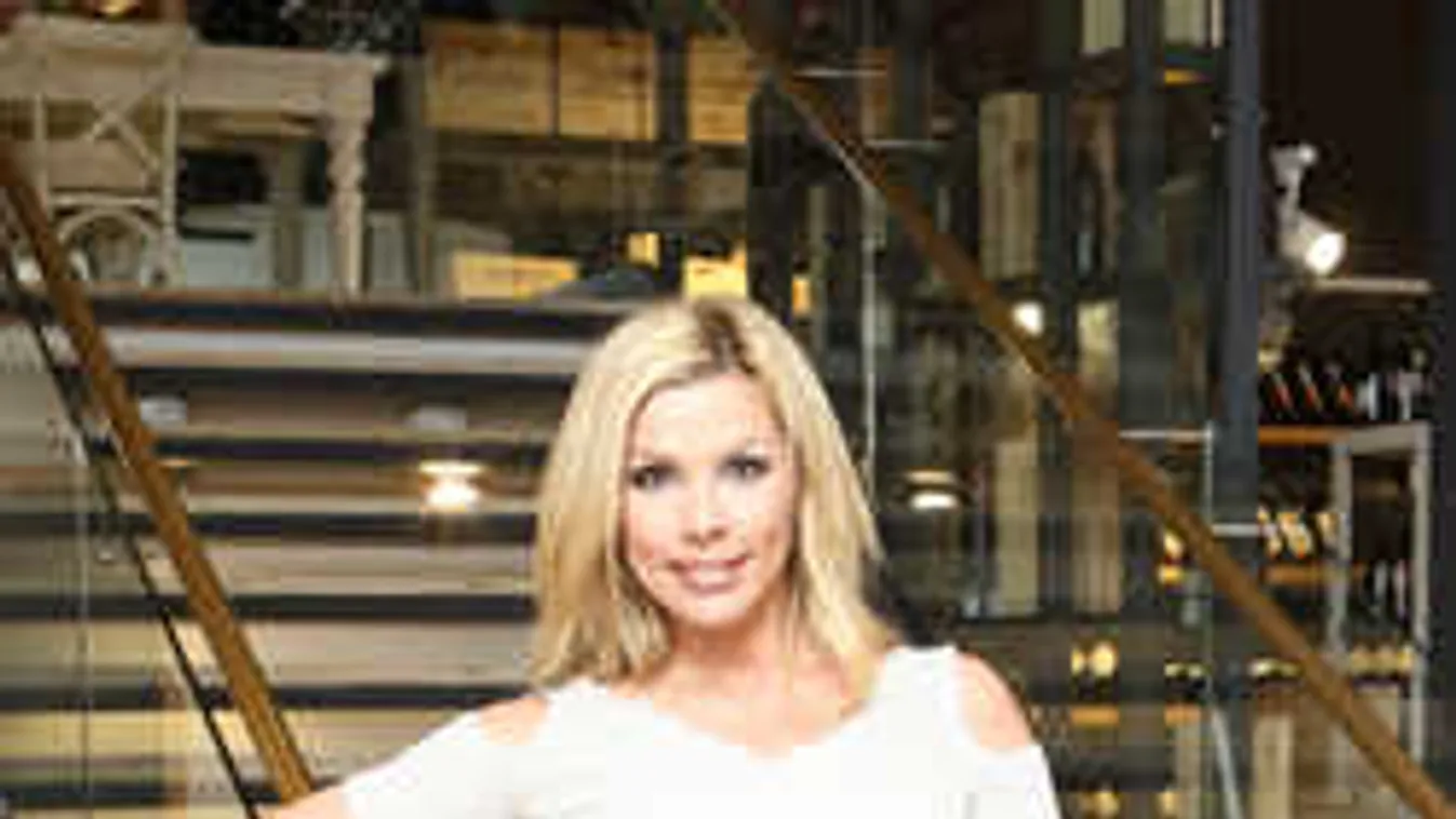 Elájultunk, bugyi nélkül pózol a magyar sztár: melltartó sincs rajta