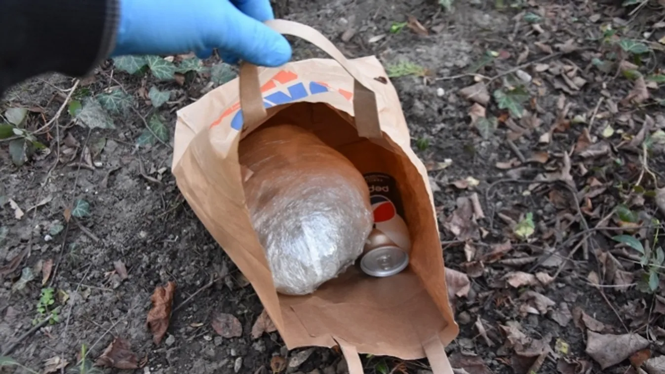 A kóla mellett fél kiló drogot is rejtett a papírzacskó