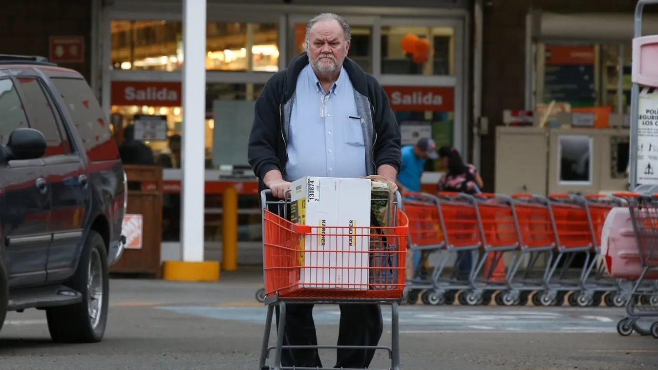 *PREMIUM-EXCLUSIVE* Thomas Markle spotted having a lonely Father's Day