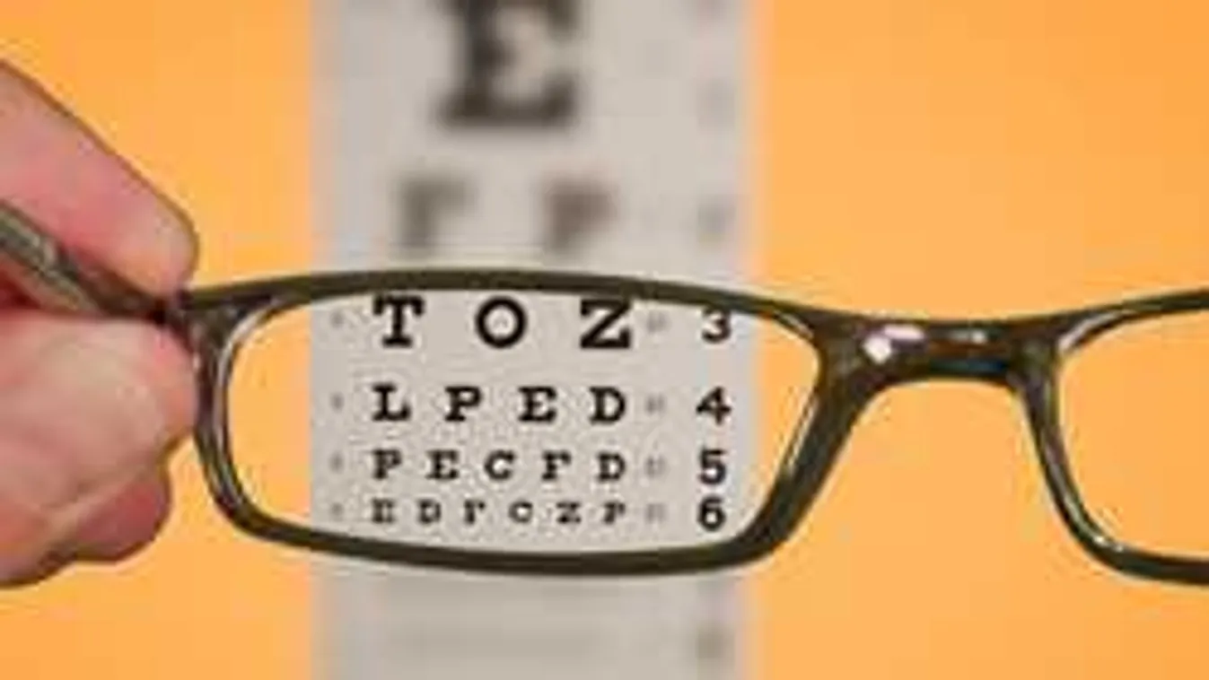 Tönk­re­te­szi a lá­tást a mobil: Ve­szély­ben a gye­re­kek!