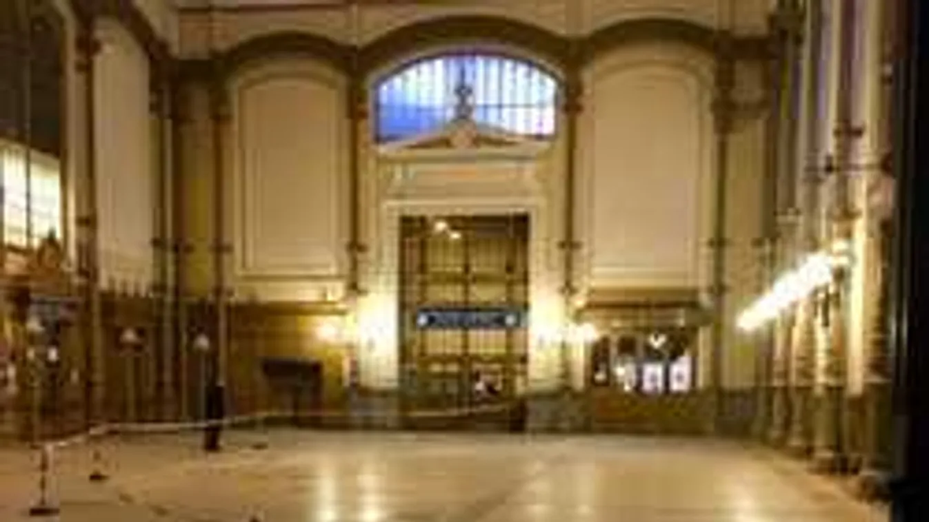 Mennyezetdarabok potyogtak a Nyugatiról, a jegypénztárat bezárták