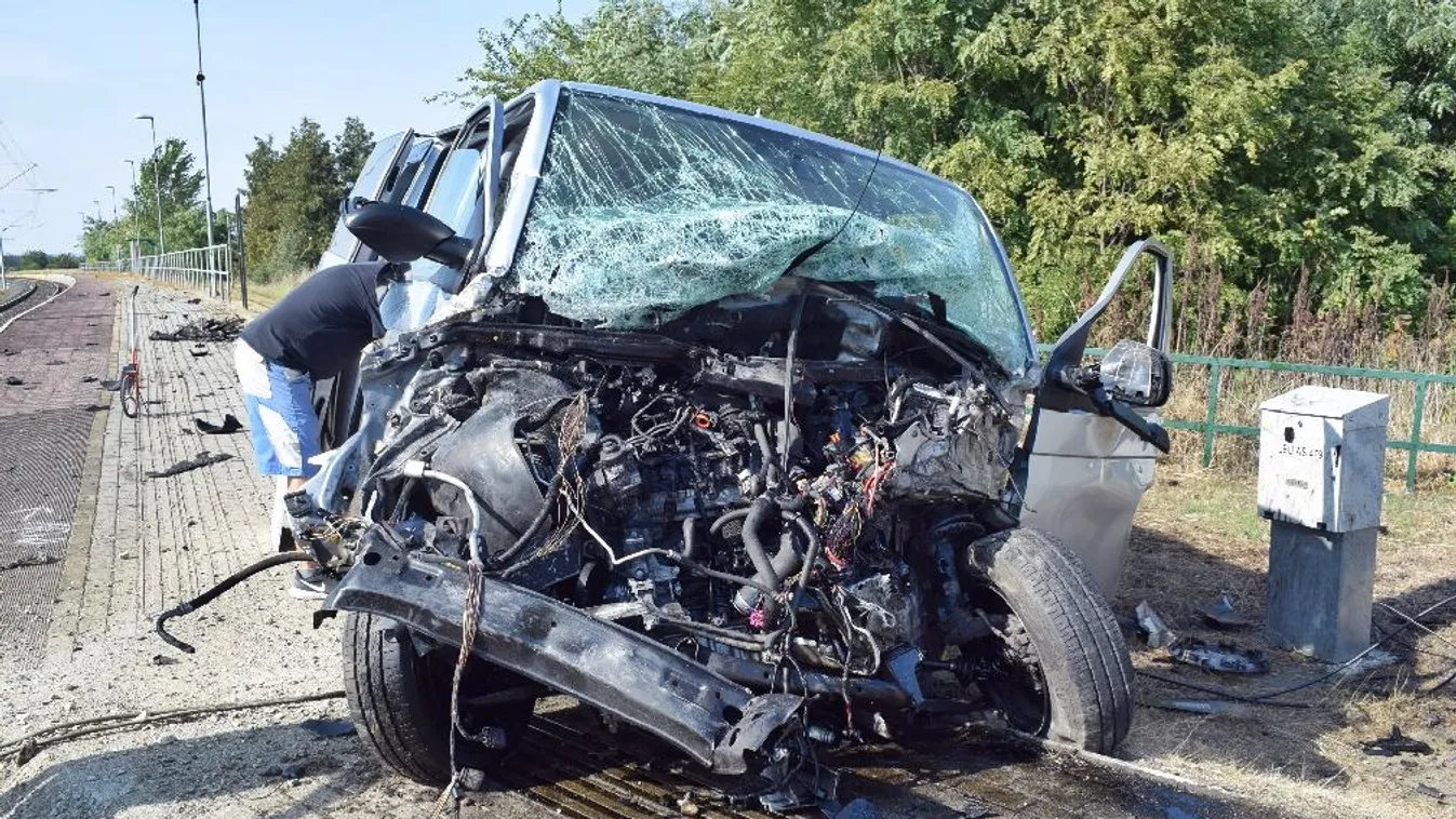 Borzalmas: vonat elé hajtott egy 26 éves férfi Peresztegnél – Fotók