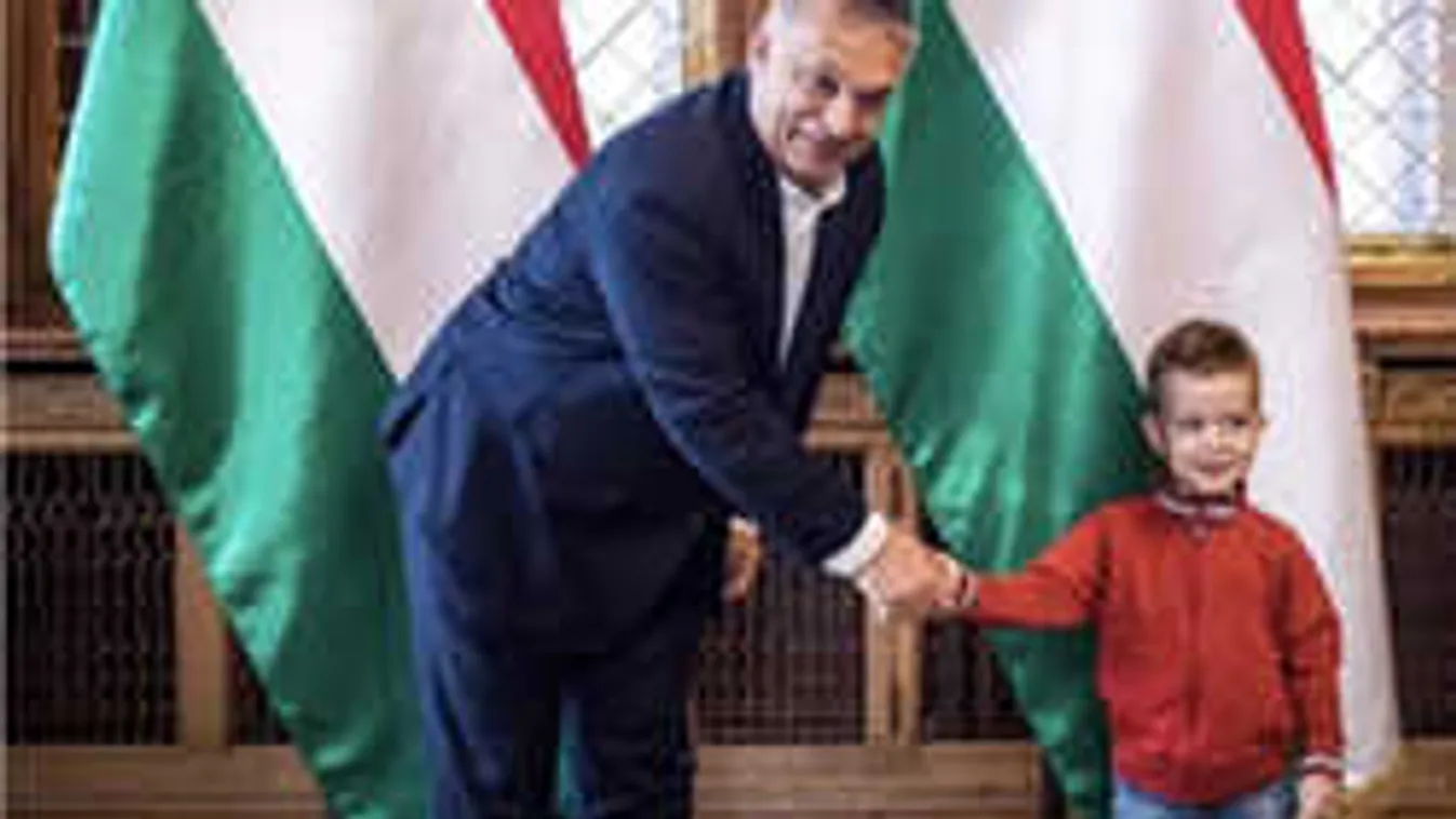 Egy kisfiú rávette Orbán Viktort, menjen vissza a Parlamentbe
