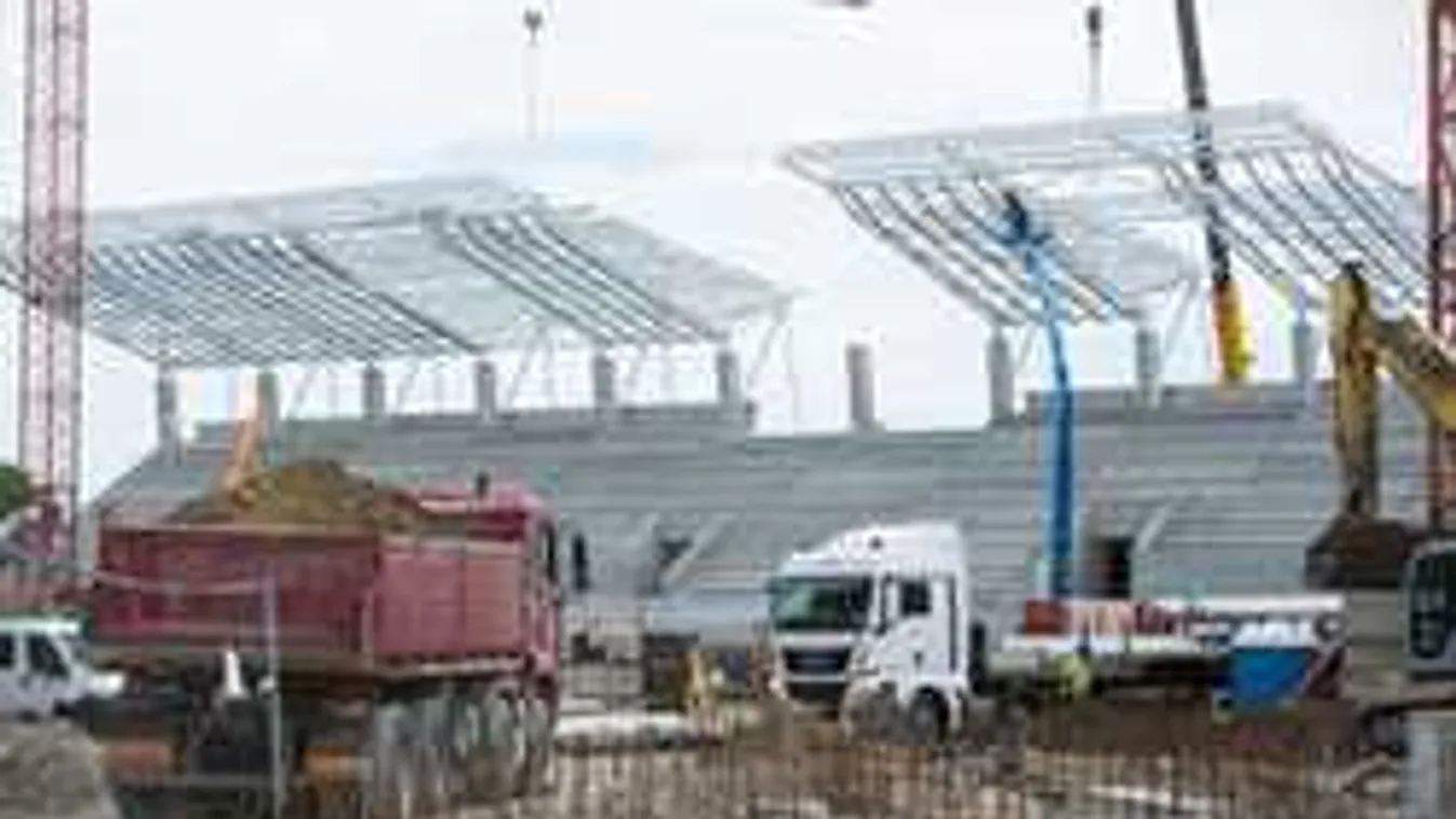 Baleset a Vidi-stadionnál: vasrúd szúrta át az egyik építőmunkást