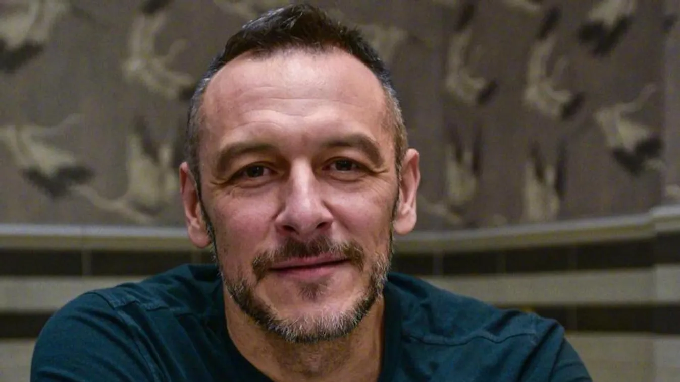 Lefotózta, behúztak egy nagyot a magyar zenésznek: feldagadt és belilult a szemhéja