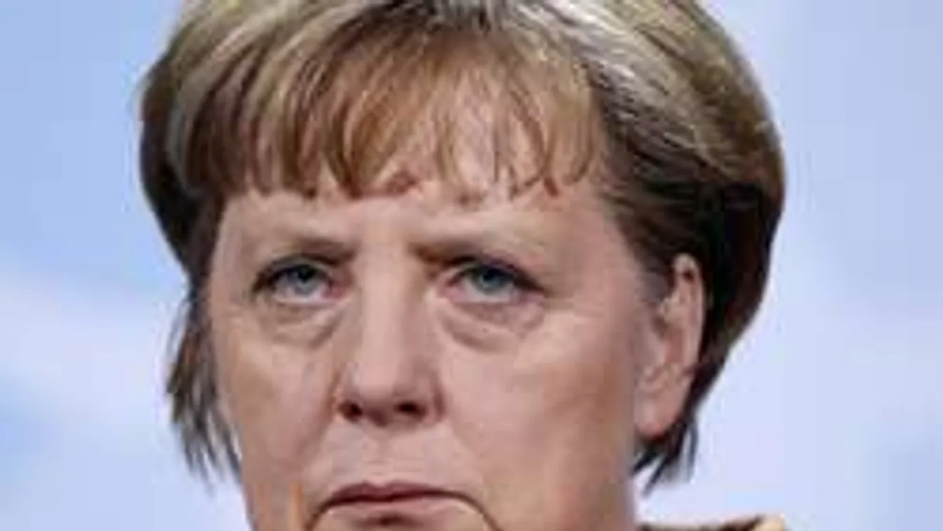 Botrány: Hitlerként ábrázolják Merkelt a törökök!