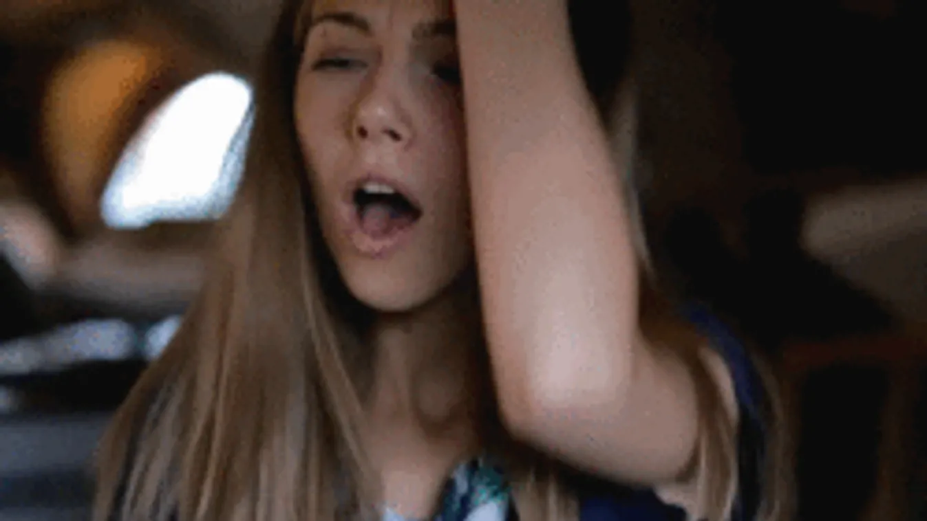 Iskolapadban élvezett a diáklány, videóra vették, ahogy a csúcsra jut