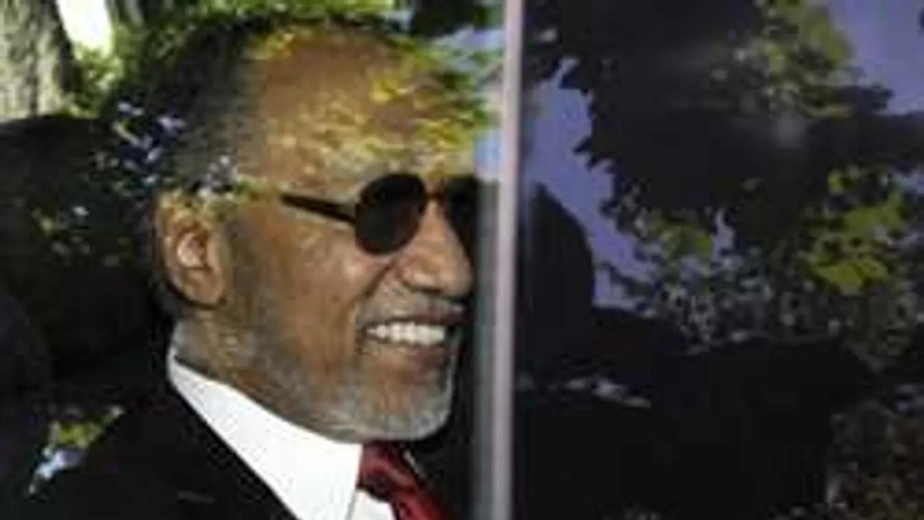 Blattert választotta kómában fekvő fia helyett a katari focivezér