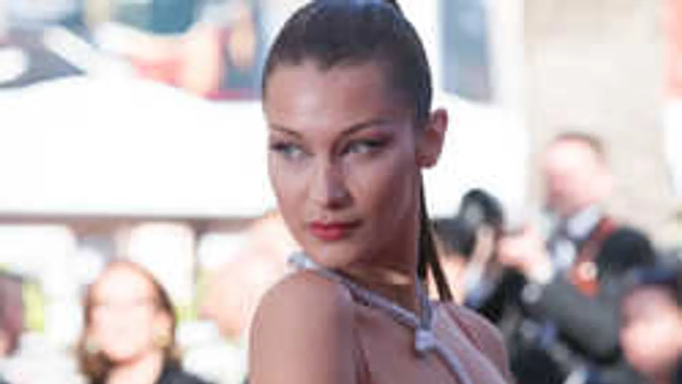 Brutális terpesz, falatnyi bikiniben pózolt a szuperszexi Hadid-lány