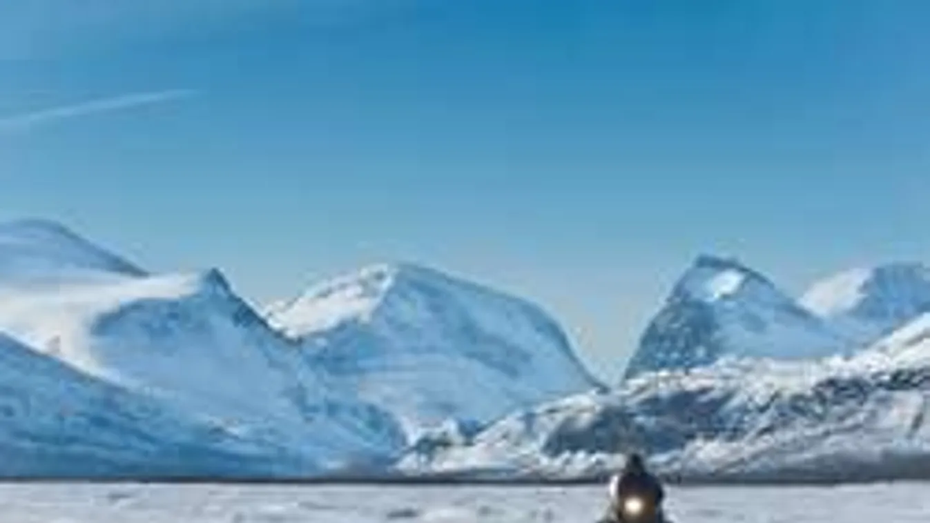 Egymást átölelve készült a szerelmespár a fagyhalálra