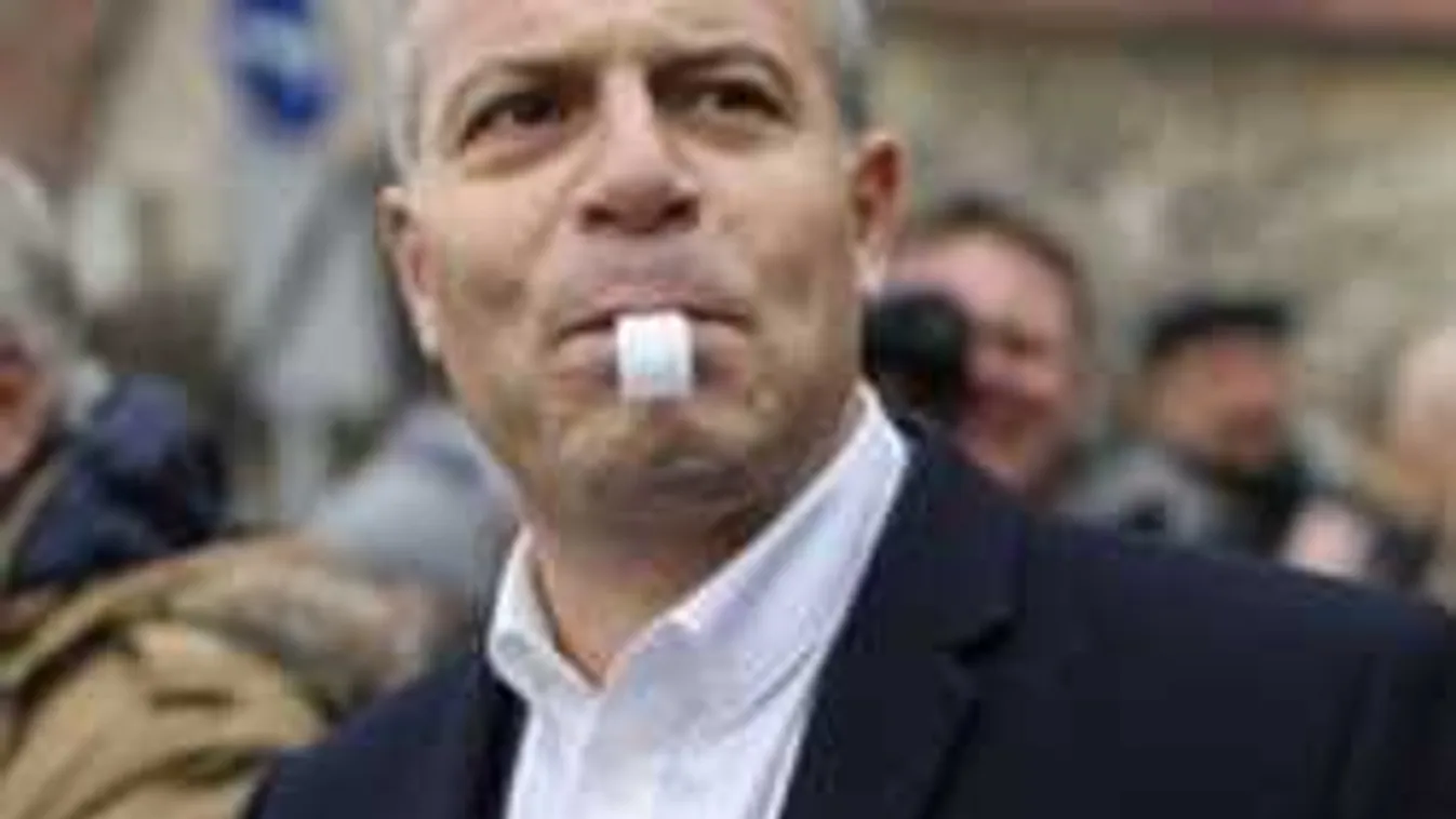 Begyógyszerezte, megverte, bezárta három gyermeke anyját a magyar politikus