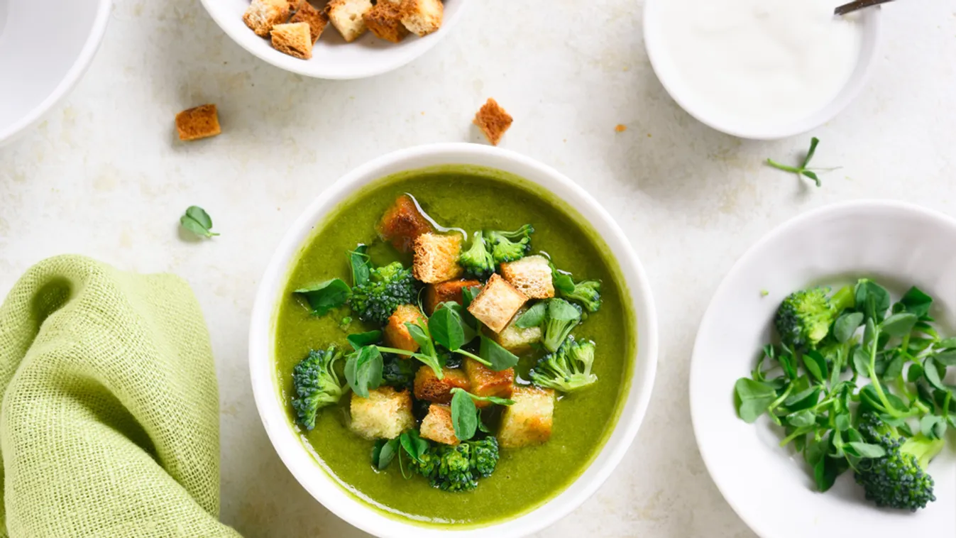 Healthy,Broccoli,Green,Pea,Cream,Soup,With,Croutons,In,Bowl