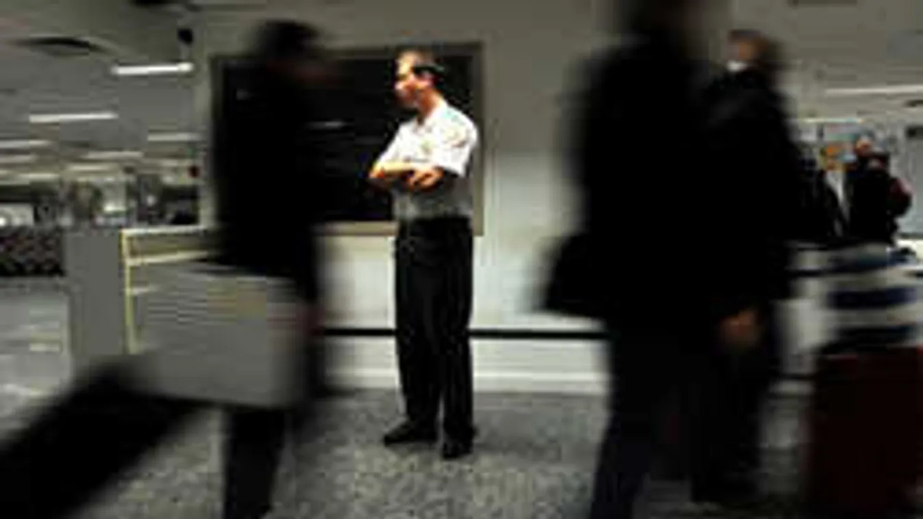 Hatalmas a készültség a reptéren, pánik tört ki az utasok között