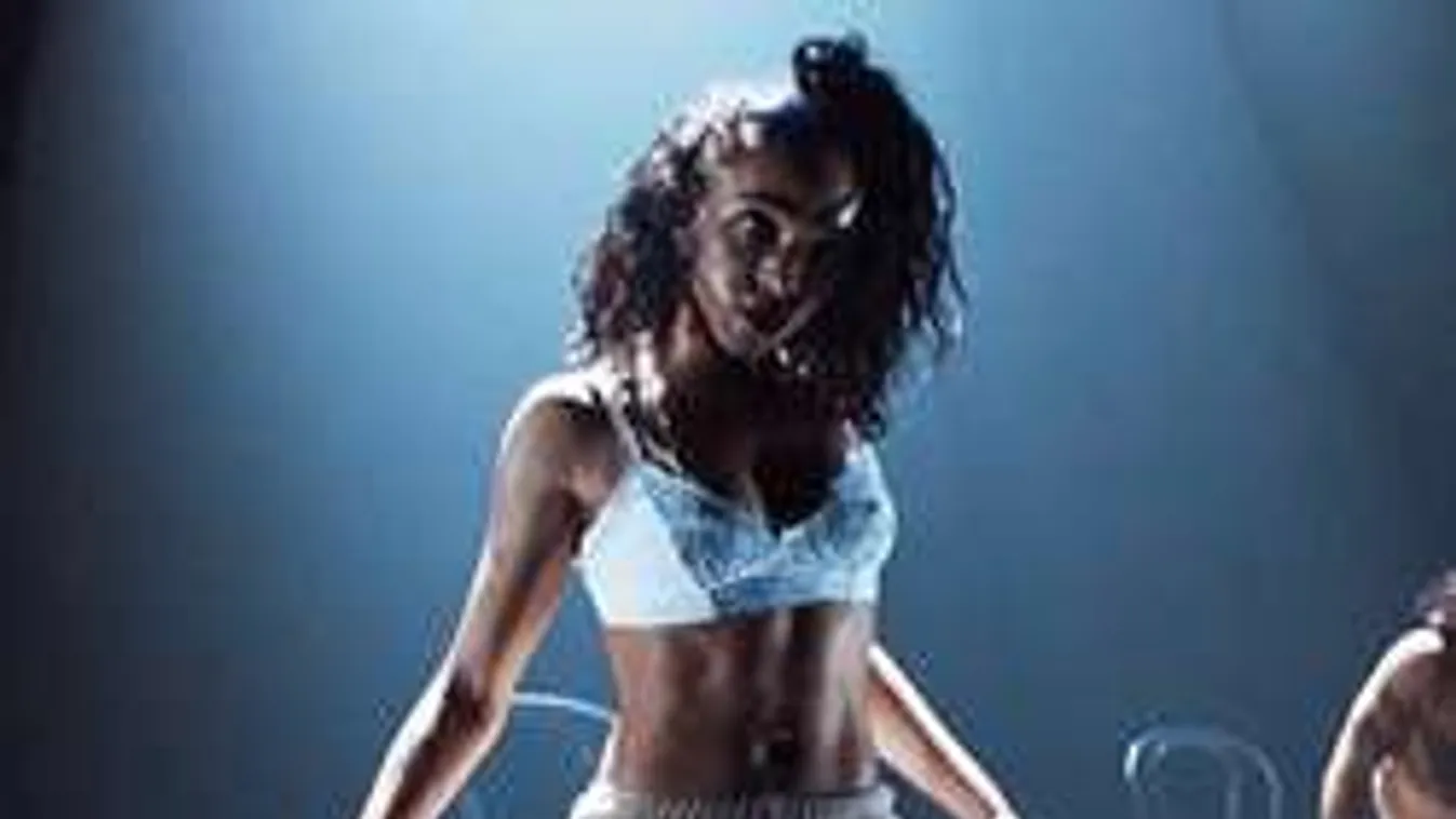 Széleset terpesztett az Alkonyat sztárjának barátnője