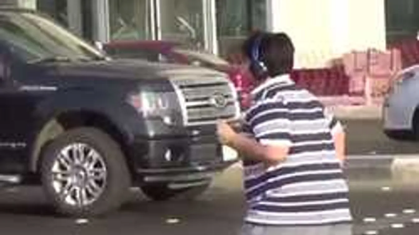 Lecsukták a 14 éves fiút, mert az autók előtt táncolt