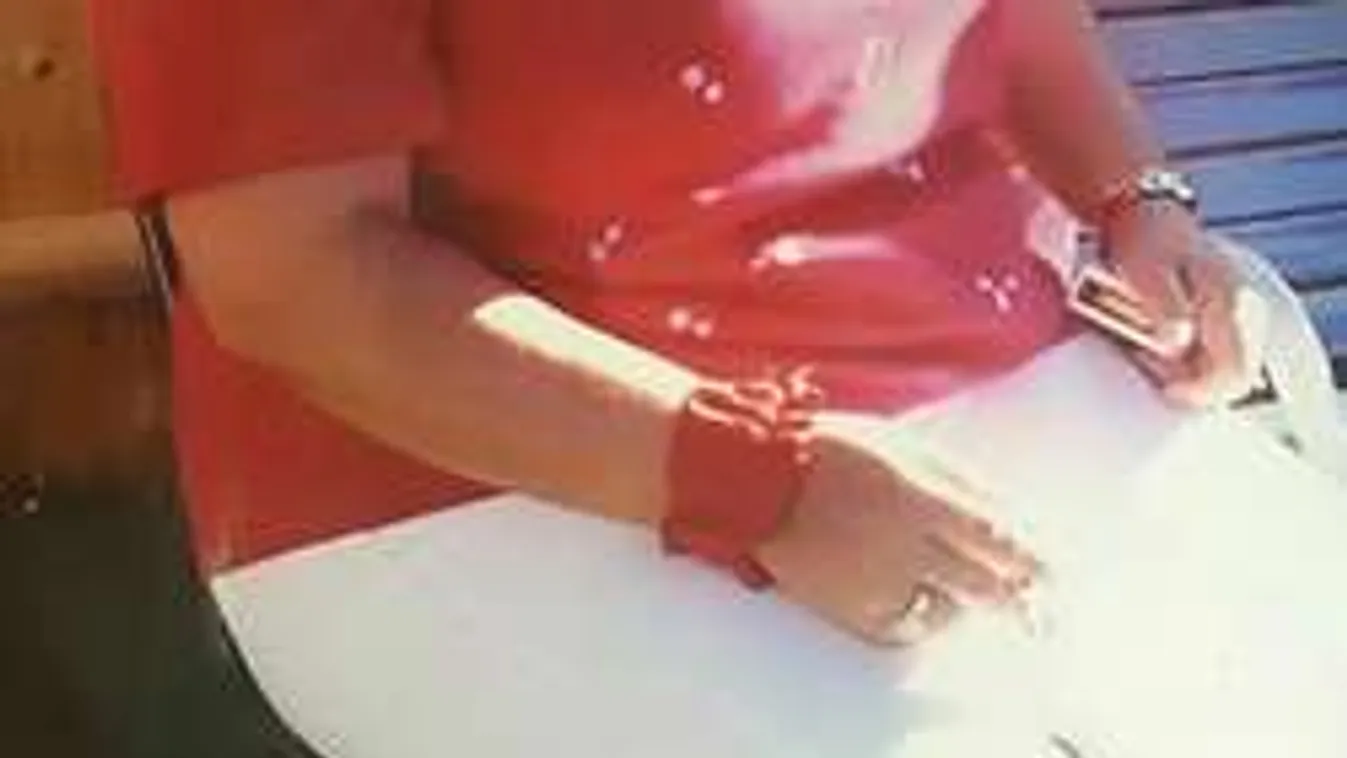 Szörnyű: Ennek a nőnek nehezebbek a lábai, mint egy 6 éves gyerek