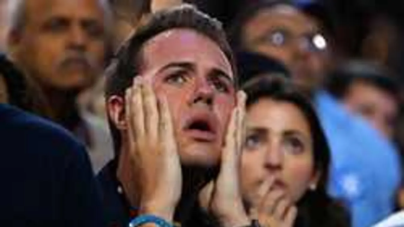 Baleset! A világsztárt a saját színpada temette maga alá!