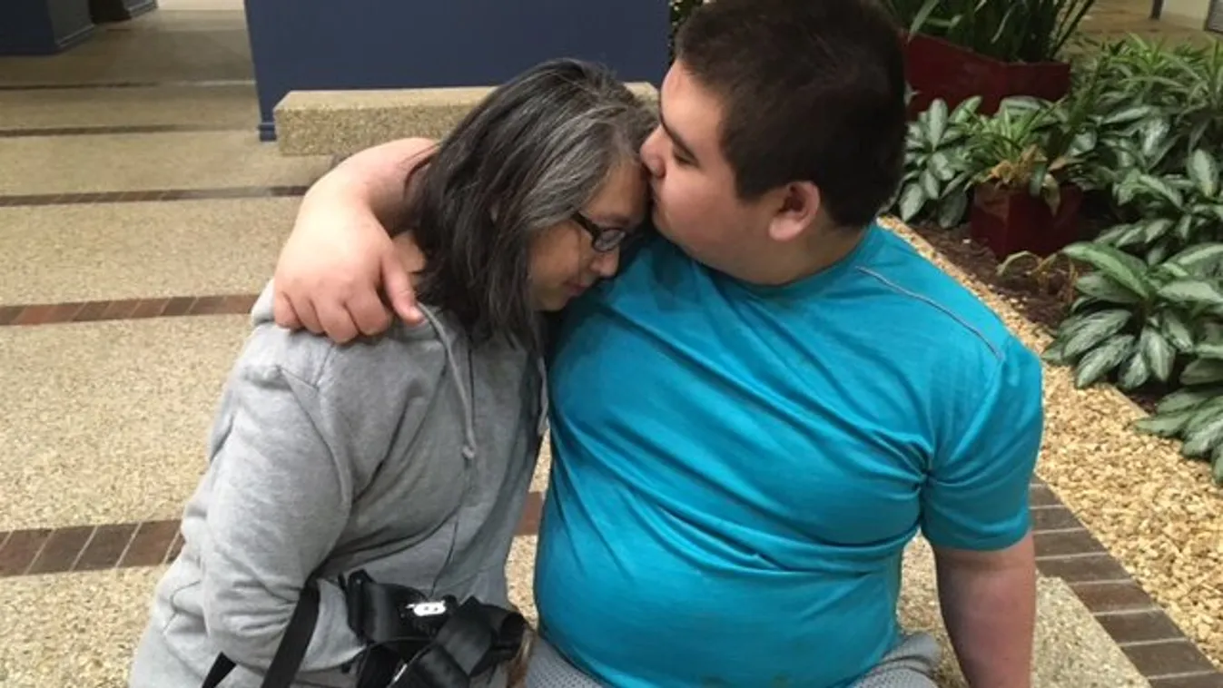 Életét vesztette egy autista kisfiú, 9 percig ültek a nyakán -videó