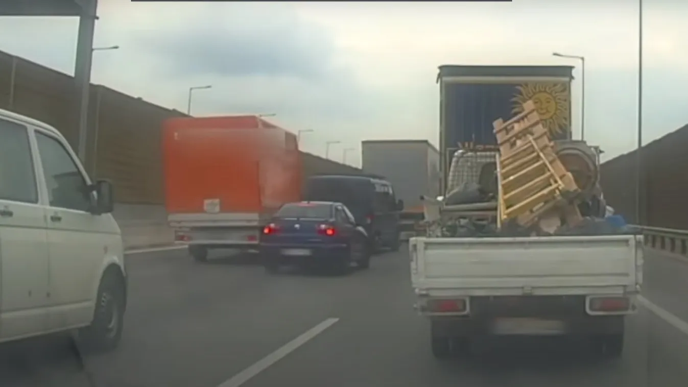 Sokkoló videó: fékezés nélkül hajtott az álló furgonba a kisteherautó az M0-son