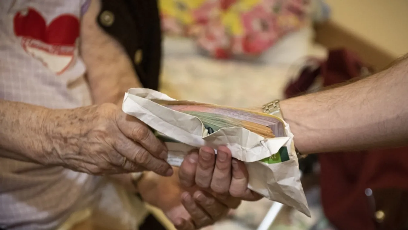 Így érték tetten a motorral érkező unokázós futárt – fotók