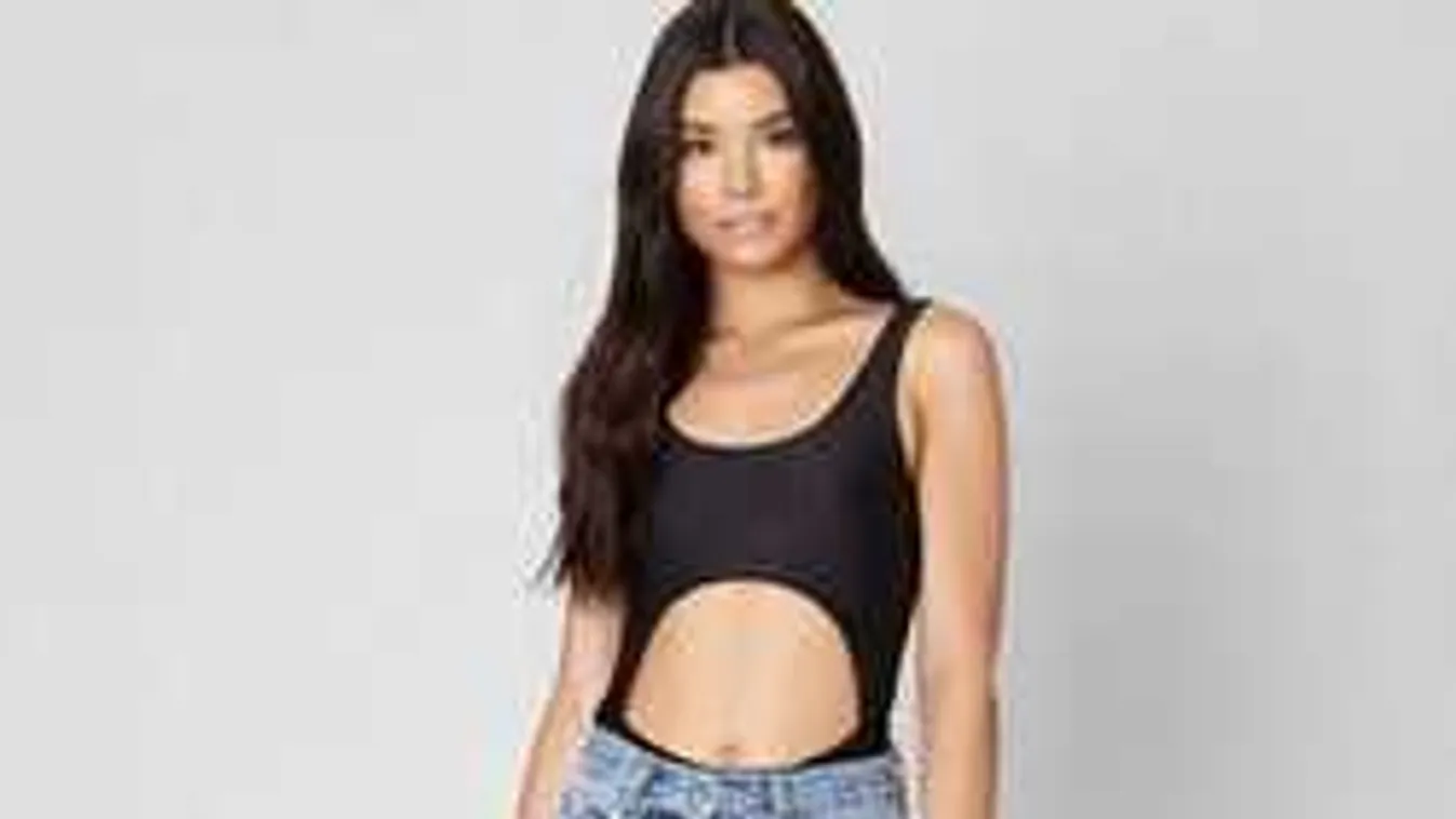 Kegyetlen farmerdivattal köszönt be a meleg, mindent megmutatnak az óriási lyukak