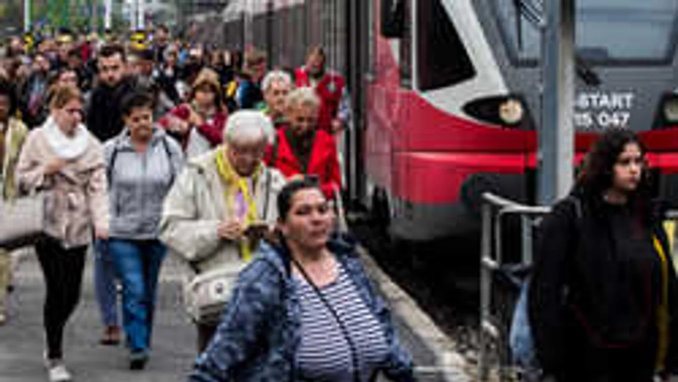 Újra utasokkal teli vonat érkezett a pályaudvarra, megnyílt a Déli