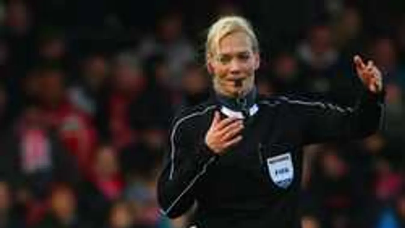 Puszit nyomott a bíró a focista arcára