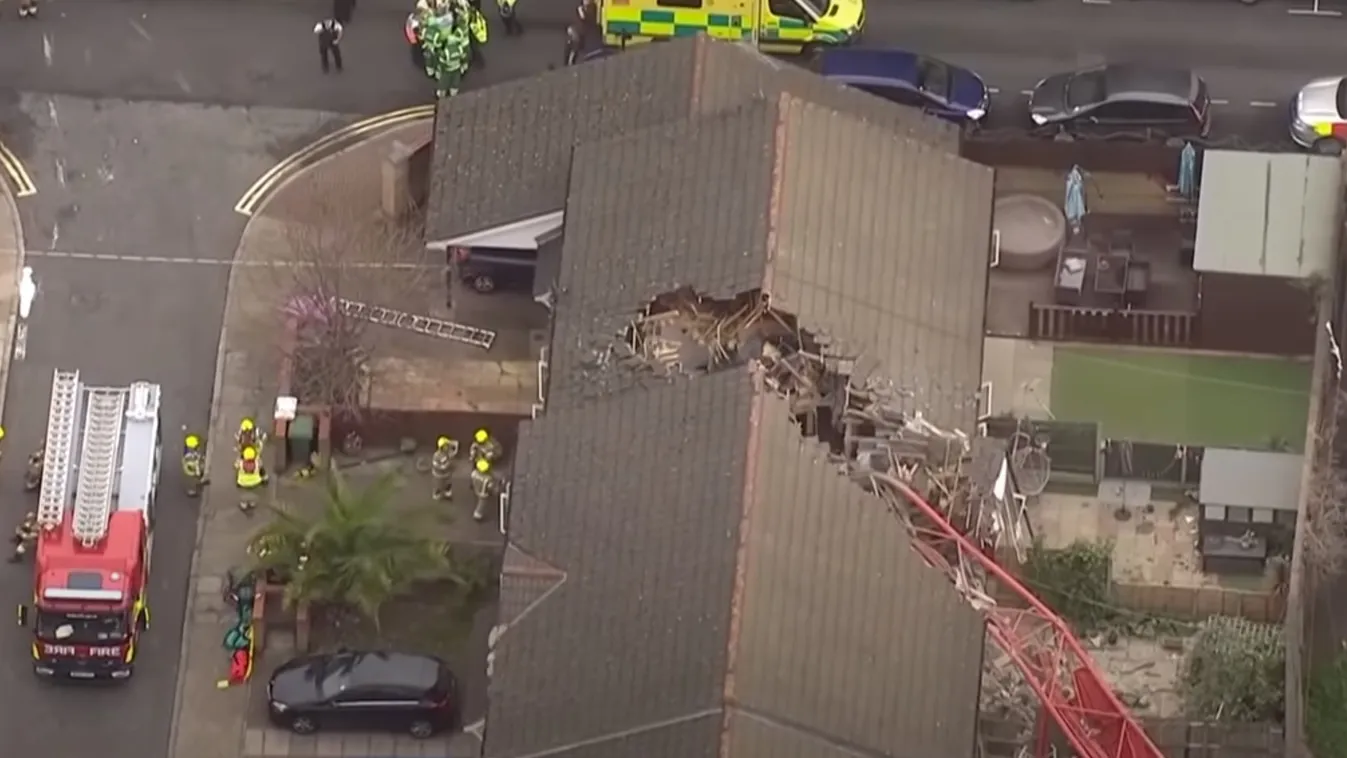 Hatalmas pusztítás: összedőlt toronydaru vágta ketté a házat – videó