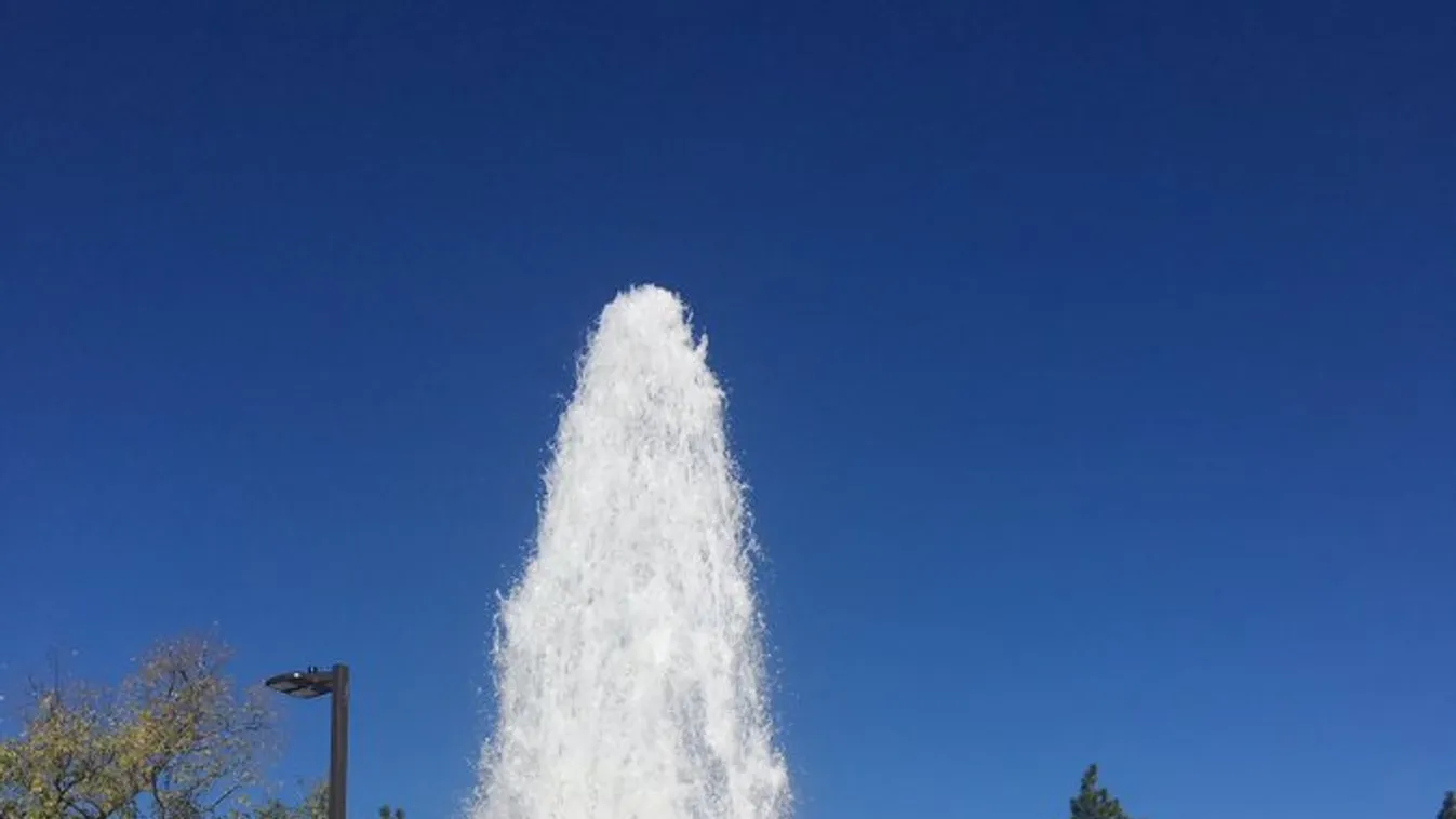 Gejzírként tört fel a víz a tűzcsapból, gyalult egy autó Debrecenben