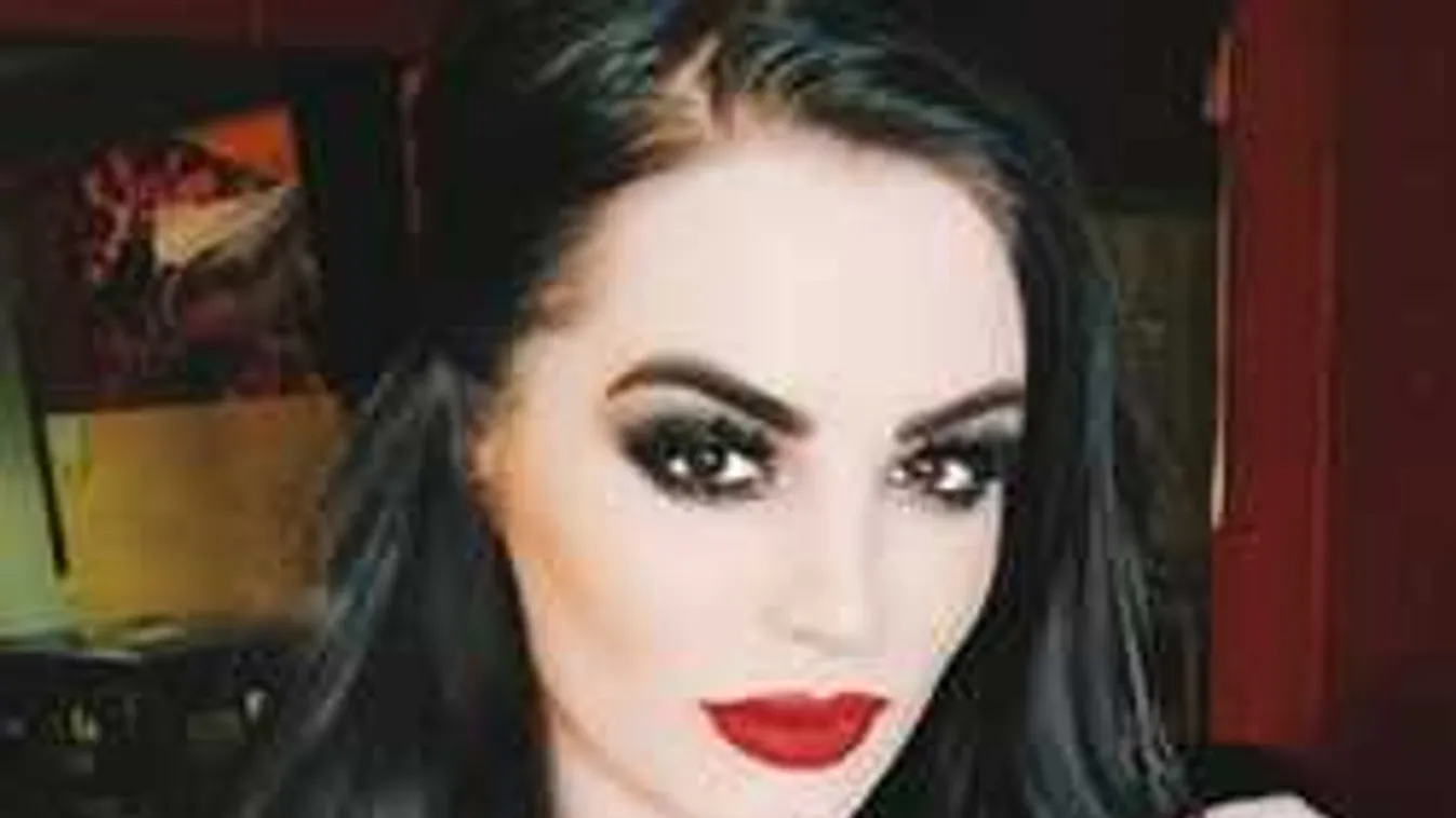 Itt a vége: zokogva búcsúzott el rajongóitól a dögös bajnoknő