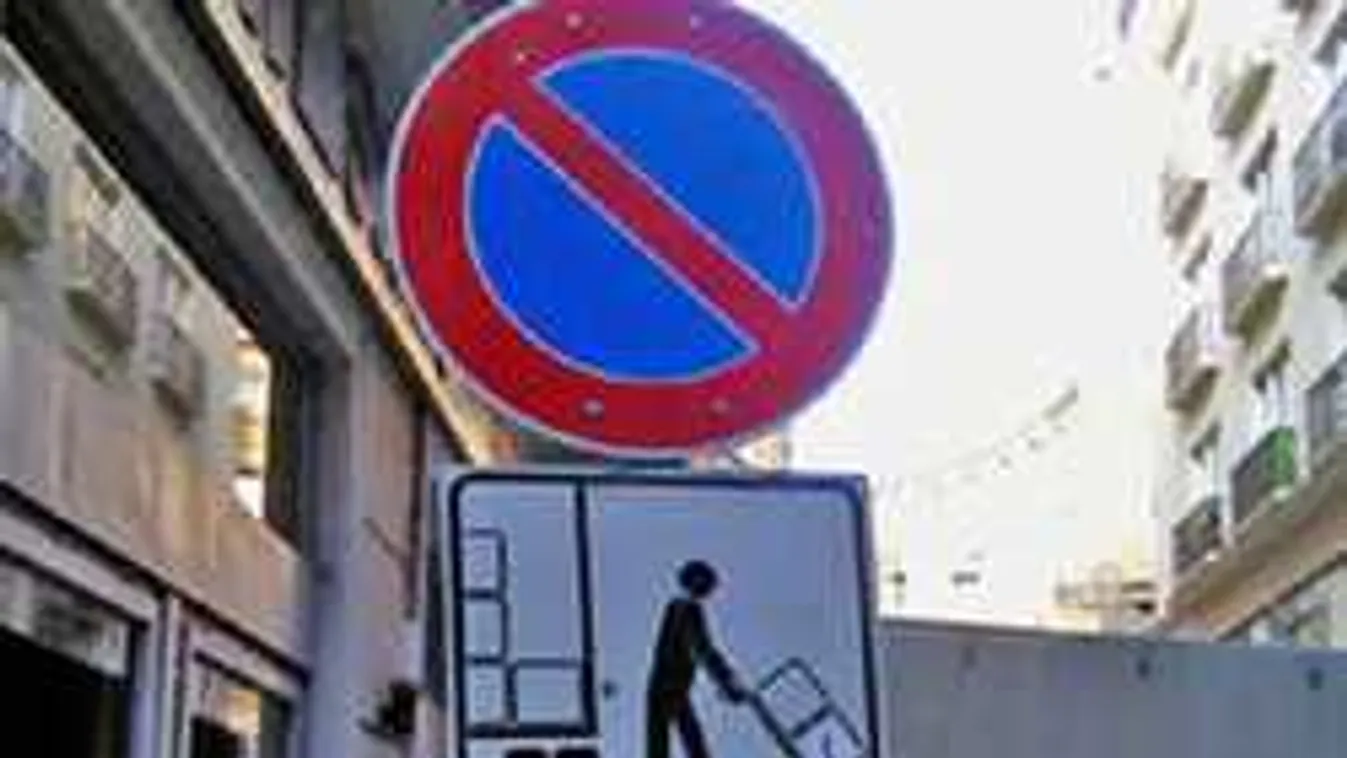 Ezt a pofátlanságot: Luxusautók pöffeszkednek ingyen a közterületen