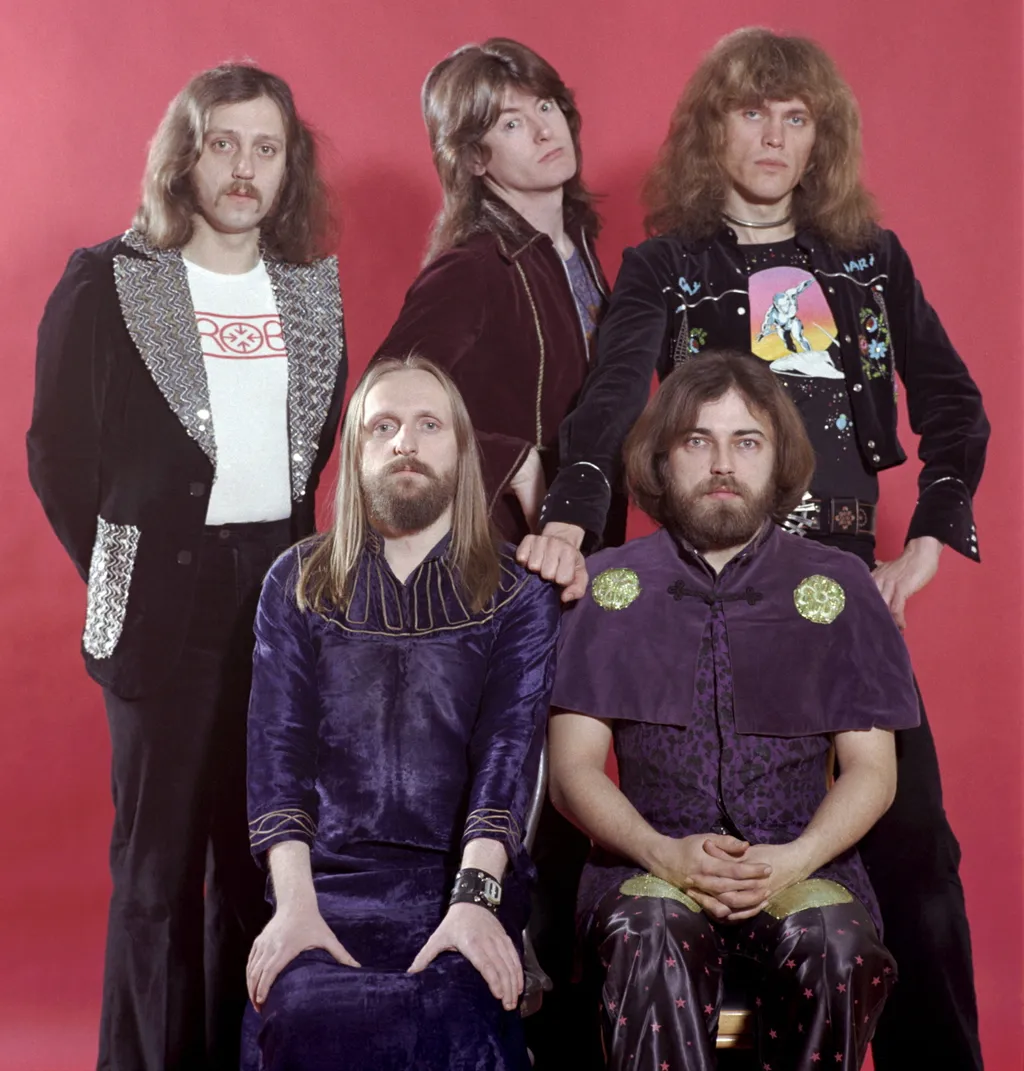 Budapest, 1975. február 3. Benkõ László (b2), Kóbor János (j), Mihály Tamás (b), Molnár György (j2) és Debreczeni Ferenc elõadómûvészek, az Omega együttes tagjai négy hónapos nyugat-európai turné után Nem tudom a neved címû nagylemezük megjelenésekor. MTI Fotó: Bara István