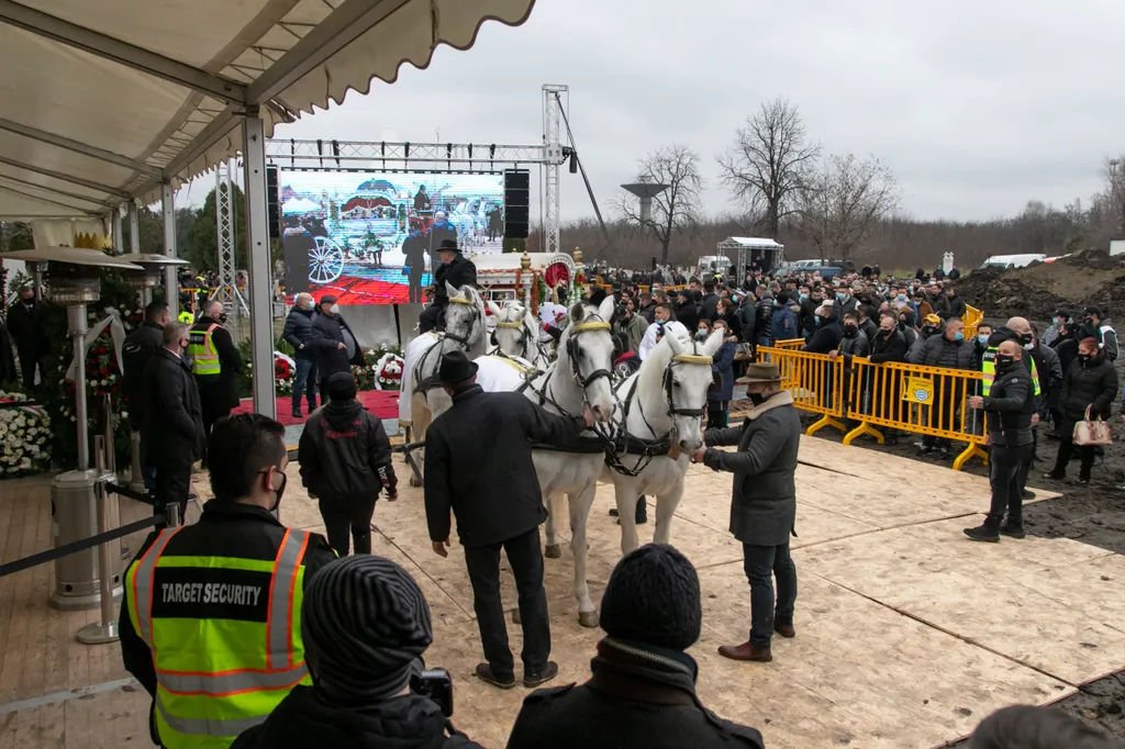 A négylovas hintó közel két óra után érkezett meg a sírhoz, mögötte a gyászoló tömeggel.