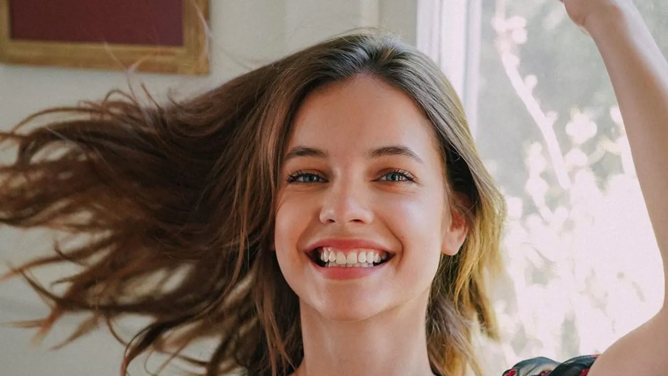 Merész munkaruha: Semmit nem vett fel a kabátja alá Palvin Barbara