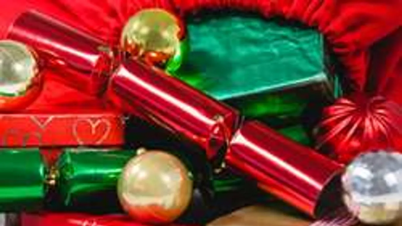 Szíjjal verte a gyerekeket, mert kibontották a karácsonyi ajándékot