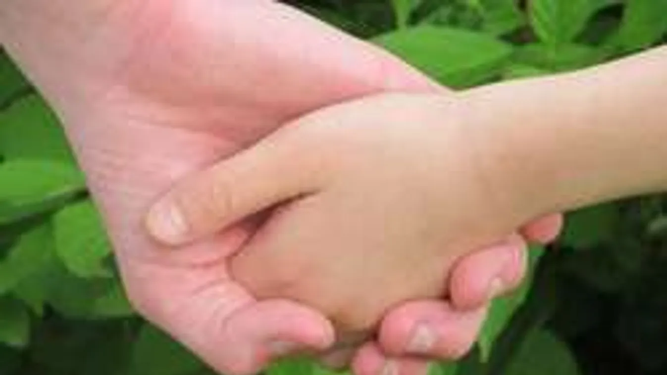 Harminc éve választották el tőle, most a Facebookon keresi nővérét. Segítsünk megtalálni!