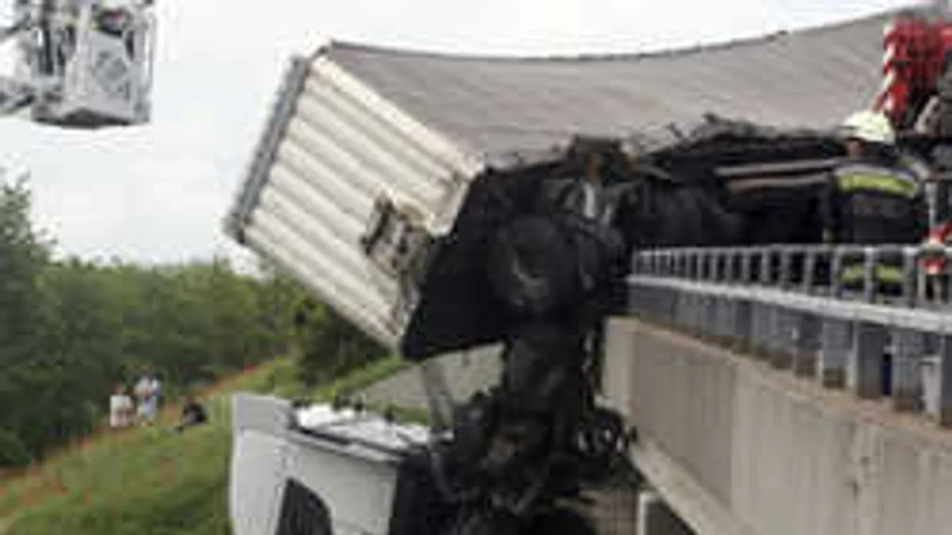 Durva látvány az M3-asnál lógó kamion - Sokkoló fotók a helyszínről