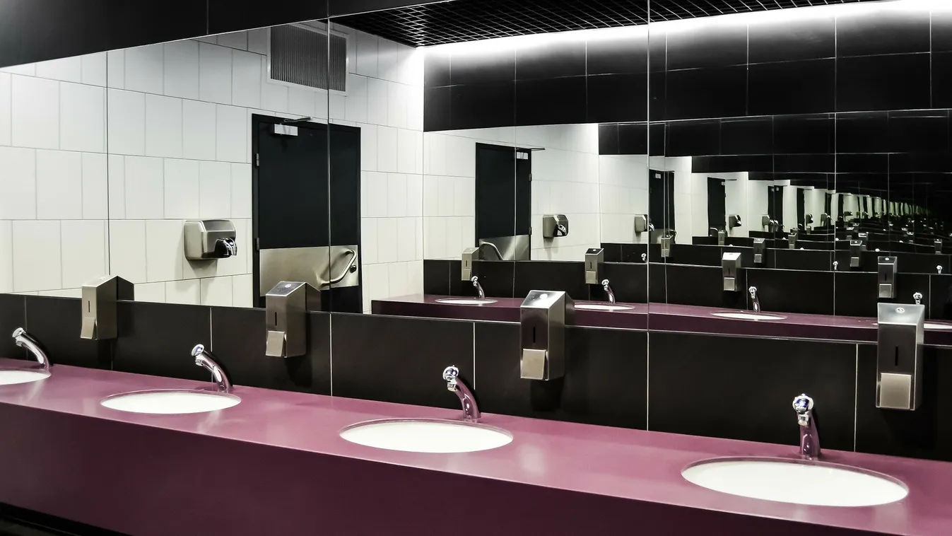 Rettegnek a budapesti gyorsétterem vendégei, ez várja a lányokat a mosdóban