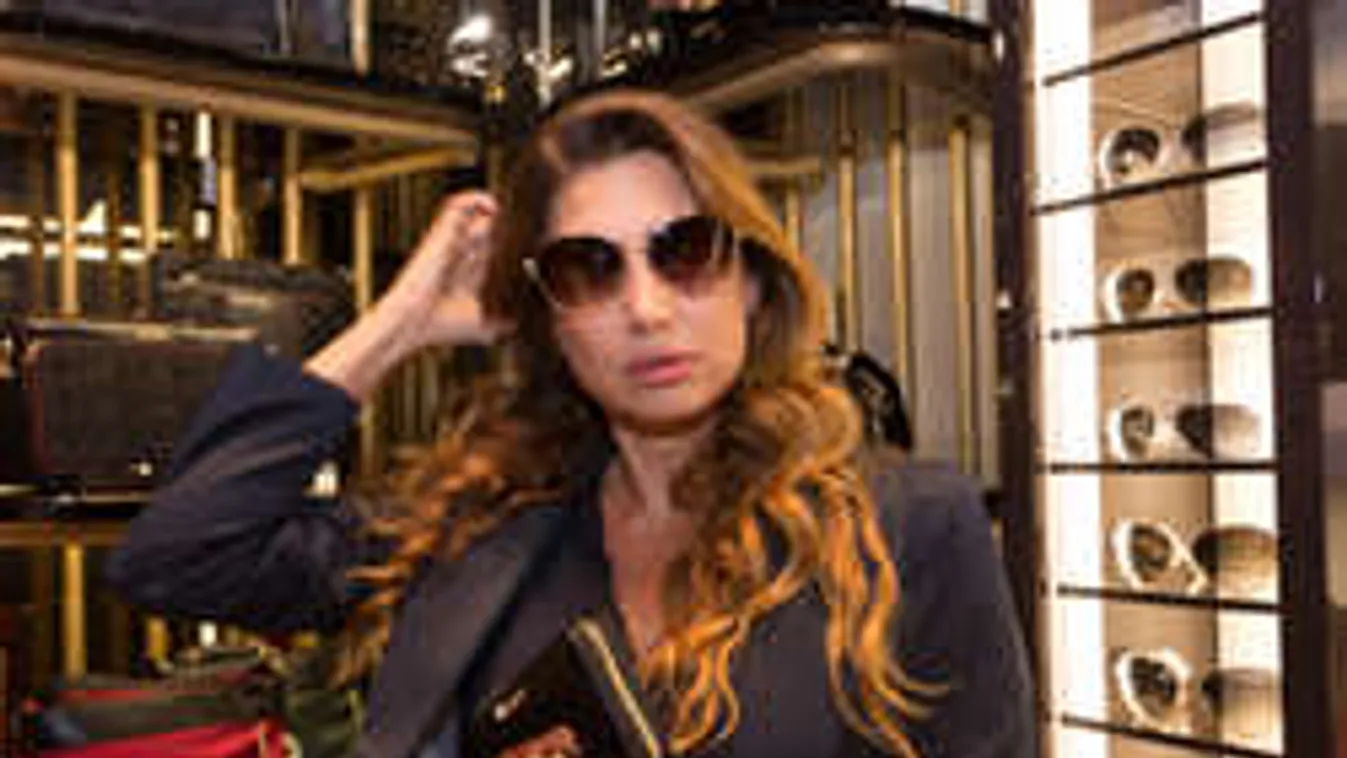 Vásárlás közben szabadultak el Horváth Éva rakoncátlan mellei!