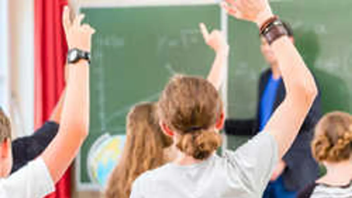 Orálisan kényeztette kiskorú diákját a szexi tanárnő