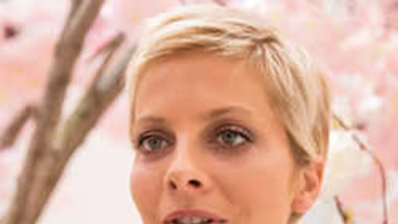 Ez durva: Pénzért hívják szexrandira Tatár Csillát